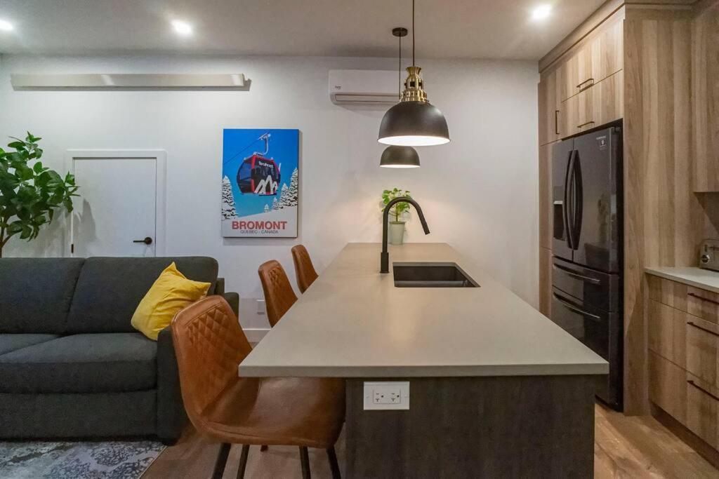 883 Suite 102 Bromont Vieux Village 2Cac , Foyer Экстерьер фото
