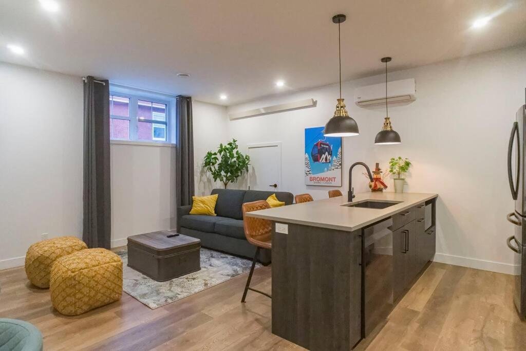 883 Suite 102 Bromont Vieux Village 2Cac , Foyer Экстерьер фото