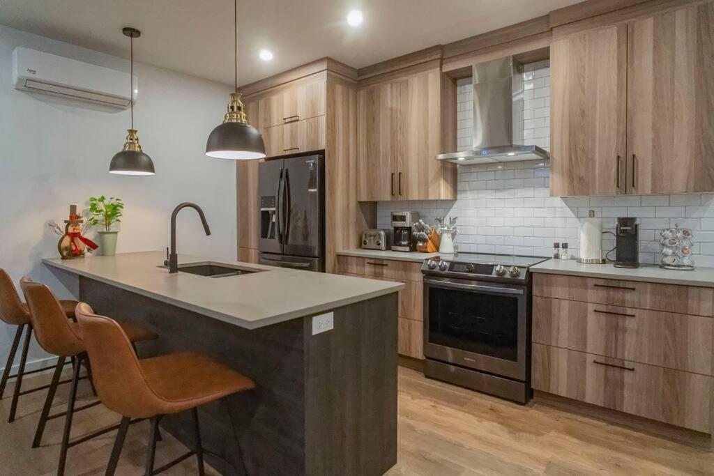883 Suite 102 Bromont Vieux Village 2Cac , Foyer Экстерьер фото