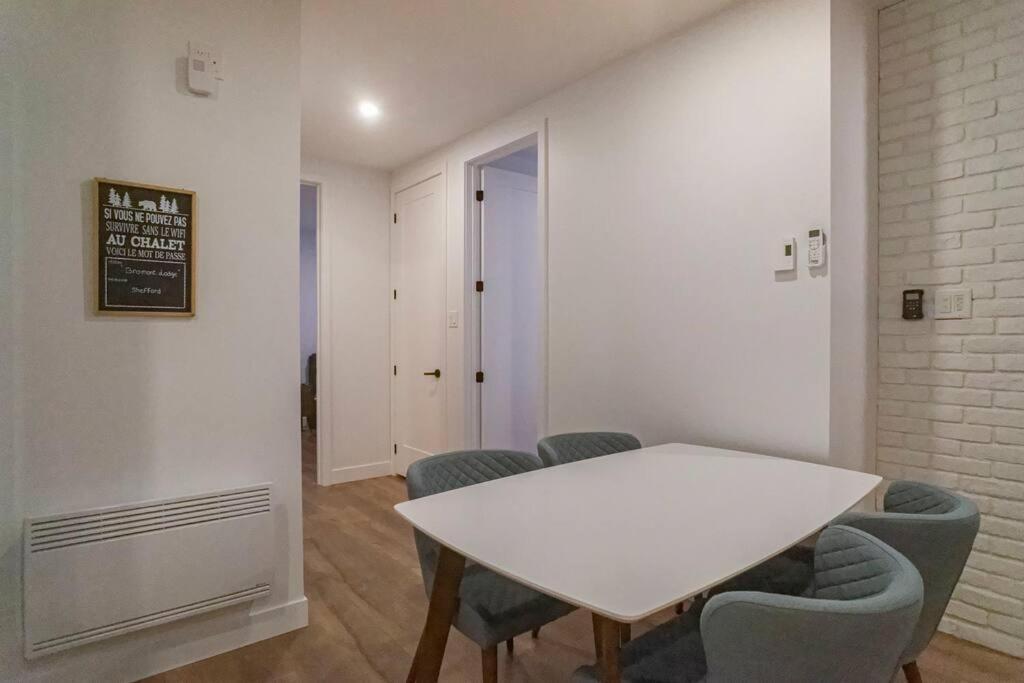 883 Suite 102 Bromont Vieux Village 2Cac , Foyer Экстерьер фото